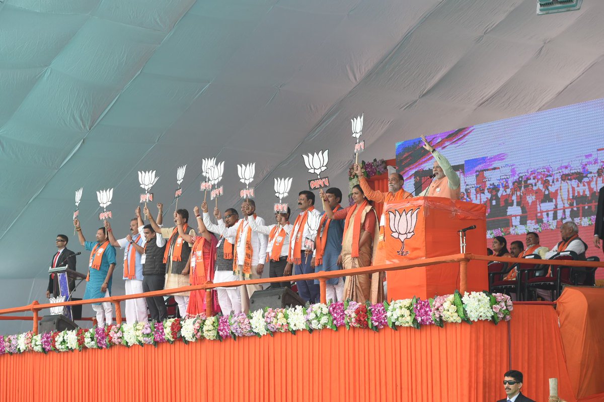 narendramodi's tweet image. Thank you Surat! This vibrant city has given me tremendous affection. Here is my speech at today’s rally. nm-4.com/qcs5