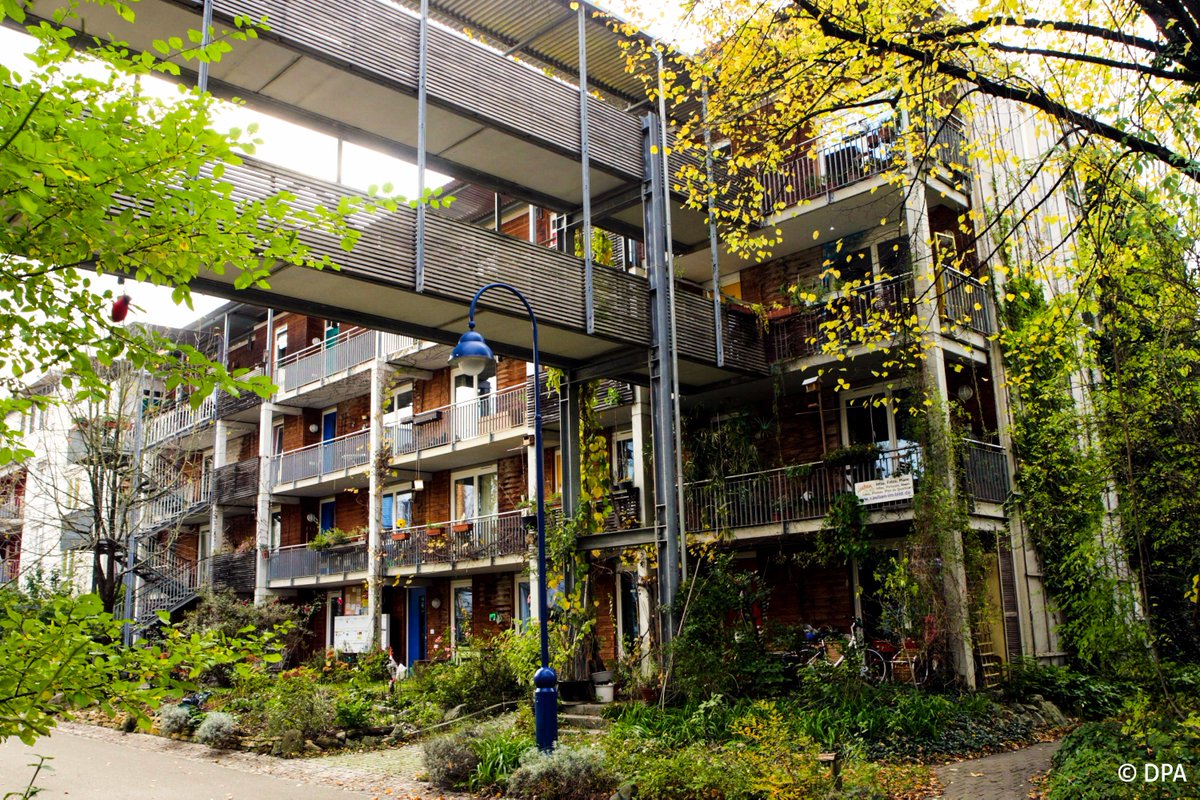 Imagine um #bairro #sustentável que gera mais energia do que consome, onde quase não existem carros e onde bondes andam sobre tapetes de grama. Esse bairro existe e se chama Vauban e está localizado na belíssima cidade de Freiburg na #Alemanha. Saiba mais: t1p.de/iwfy