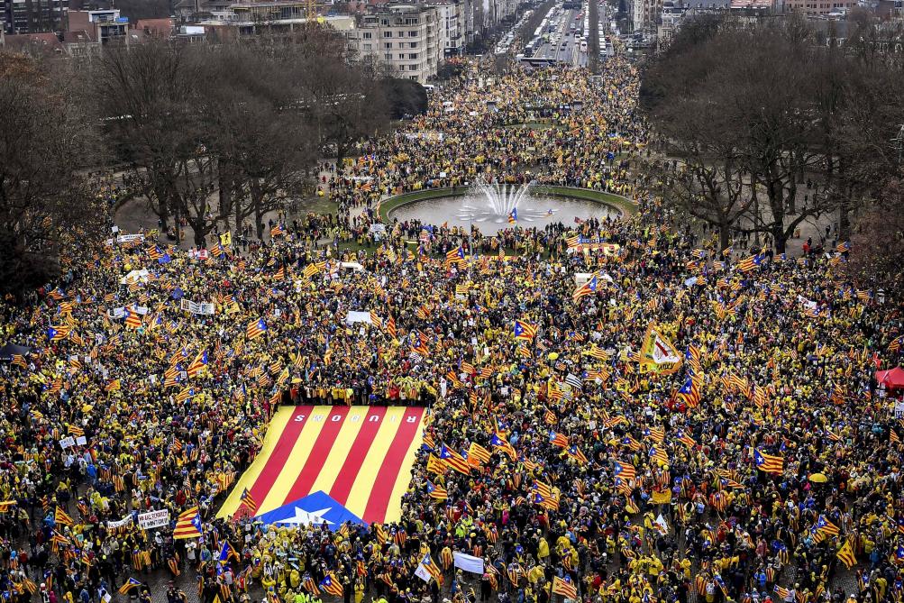 rafel_cm's tweet photo. Emoció. Molta emoció i enveja (per no poder ser-hi) de veure això des de Barcelona. 💪✊
#WakeUpEurope 
#LlibertatPresosPolítics https://t.co/02RtT0VZPj