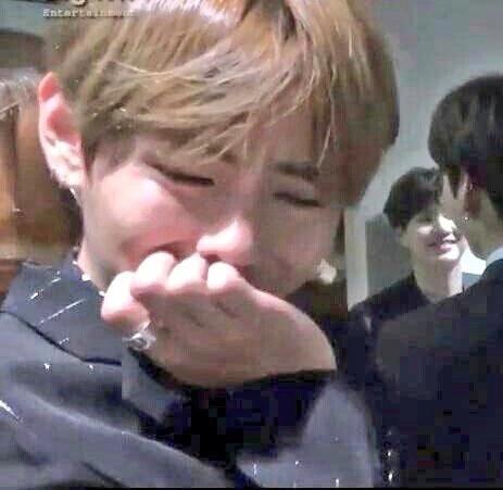 btsarmys1997's tweet photo. I'm seeing k-armys pictures staying already on queue  

K-armys it's winter, so please stay warm and enjoy the concert. I'll be waiting for pictures&amp; videos😭 I-armys are cheering from the distance.
#WingsFinalInSeoul https://t.co/nNAWtYNYpX