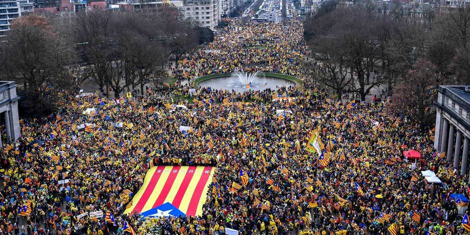 kitmediaoficial's tweet photo. DIRECTO: Bruselas colapsada ahora mismo, la cabecera de la manifestación avanza muy poco a poco ya que tiene que abrirse paso entre la gente. La Policía Belga se encuentra desbordada en estos momentos. #WakeUpEurope. https://t.co/S1CtnfwoH1