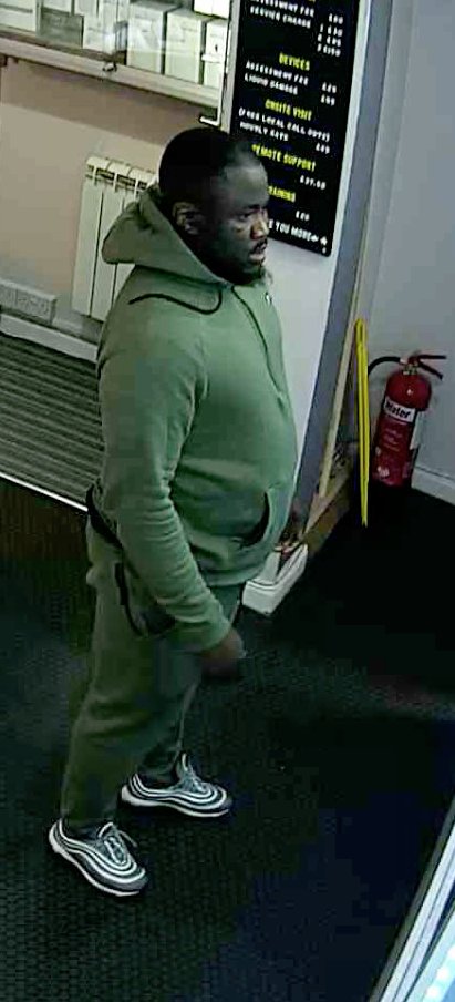 MacManTW's tweet photo. TUNBRIDGE WELLS SHOP ROBBERY:
This guy has just ran off with a £1700 laptop... literally just before midday 7th Dec 2017.
Anyone recognise him? If not then PLEASE RETWEET!
Unfortunately this time of year has become 'the time of stealing' for us as it's our 2nd robbery in 2 weeks. https://t.co/Rxwe17PyHH