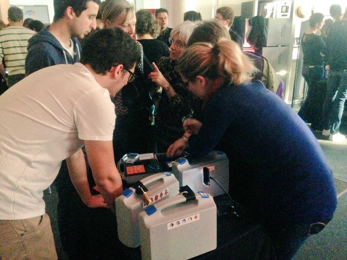 BusinessPole's tweet photo. [LUNCH BREAK] Nos équipes en pleine réflexion ... 🔎🤔 Vite, vite le temps s'écoule ! #escapegame #SophiaAntipolis #FunnyLunch https://t.co/Q6GTyhXcnK