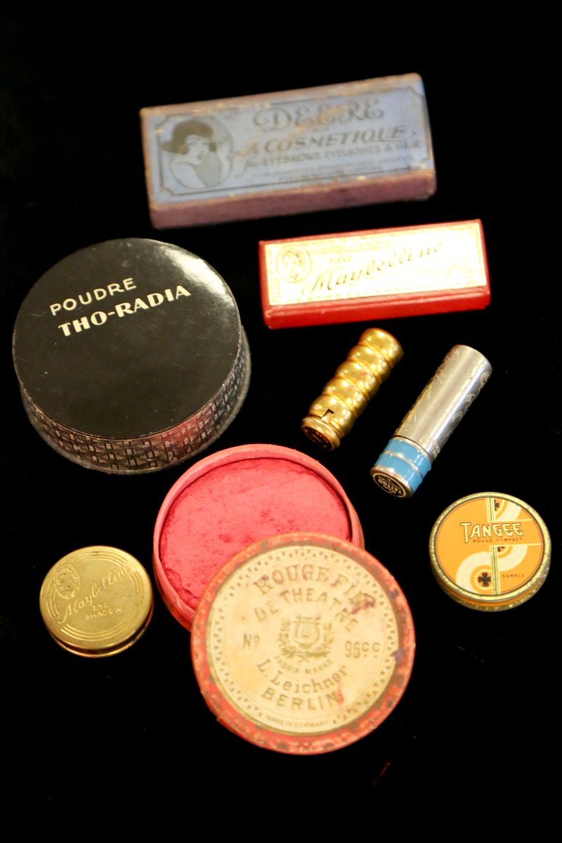 BritishVogue's tweet photo. Here, @Lisa_Eldridge shows Vogue inside her impressive vintage make-up collection: https://t.co/XhJeWBIRNh https://t.co/S2v6b0zY1A