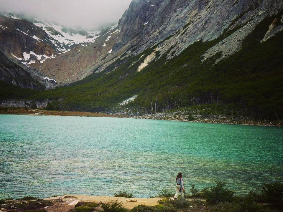 mundopies's tweet photo. "Un paisaje se conquista con las suelas del zapato, no con las ruedas del automovil" (W. Faulkner) ¡Qué sería de nuestros viajes sin el #trekking!! Tras casi 2hs de intensa caminata se llega a la Laguna Esmeralda en #Ushuaia ¿No es maravillosa? 💗#RespiraArgentina https://t.co/xDtkUx89BB
