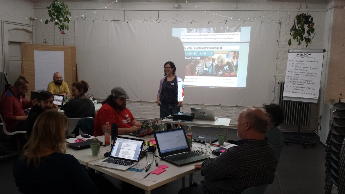 datenschule's tweet photo. Tanja von @jugendhackt gibt auf unserem #Datenworkshop einen Input zu #digitaler #Jugendbeteiligung und wie #Technologie Jugendliche ermächtigt sich zu engagieren. https://t.co/xtRq4cZpaL