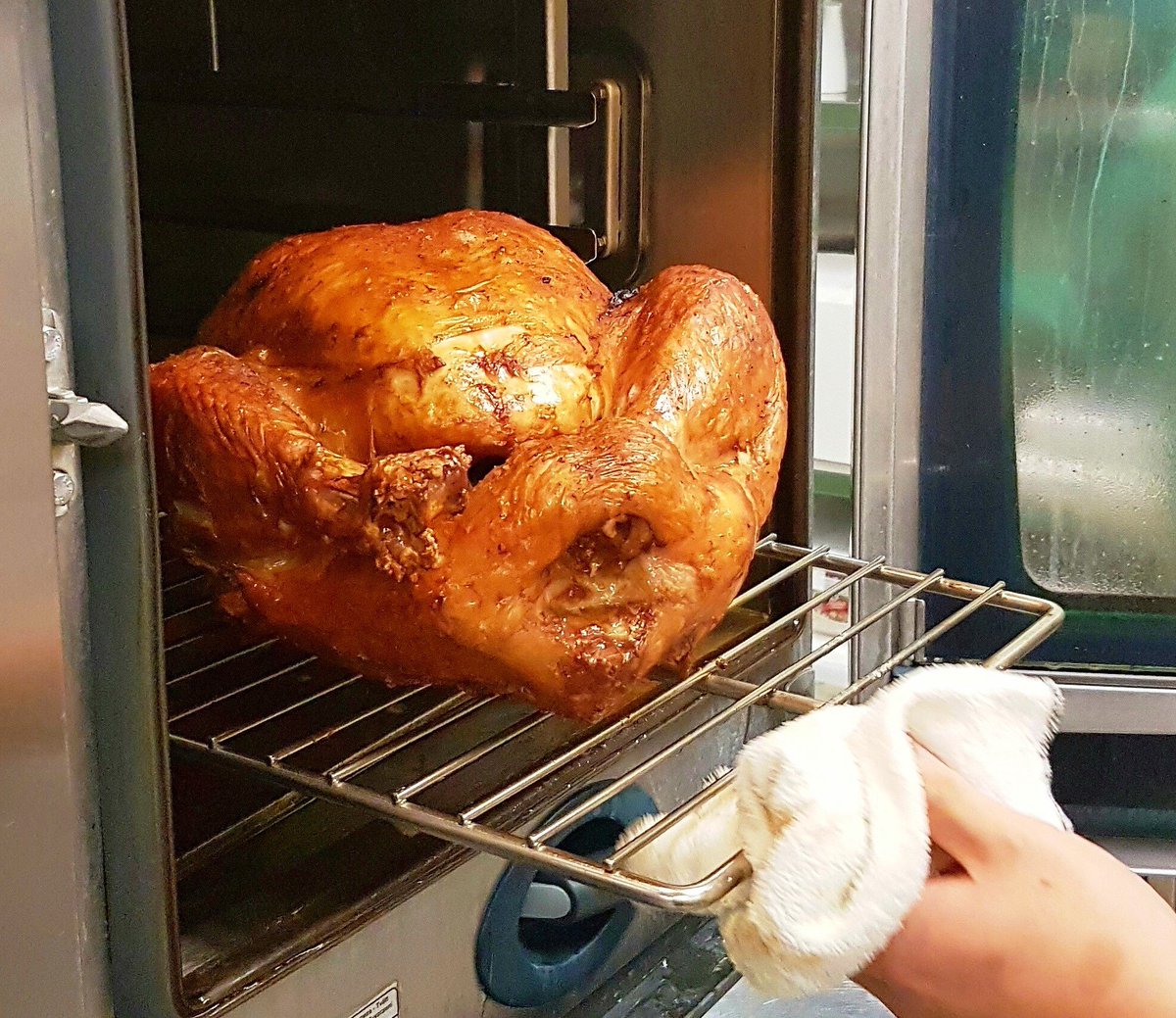 MO_HKG's tweet photo. Weโre busy roasting #turkeys! Have you placed your order yet? #MOfoodies #MObehindthescenes #behindthescenes #cooking #kitchen #freshfromtheoven #festiveturkey #MOHKGchristmas #MOfestive #festive #christmasparties #HKfoodie #christmasturkeys https://t.co/bvMqsFmCMR https://t.co/H52hBKpZDh