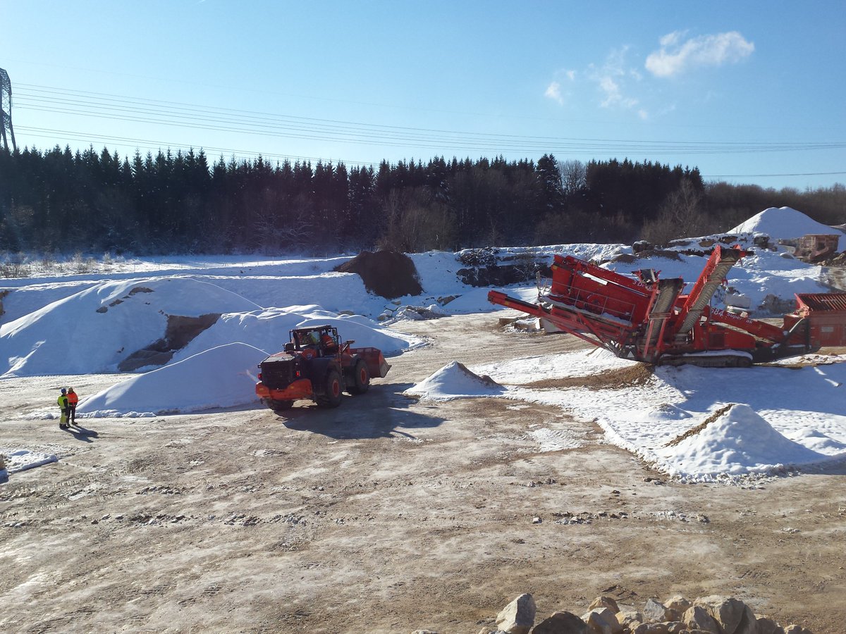 ConstructionCay's tweet photo. La rédaction du #15' du BTP est en reportage à la carrière d'Hauteville Lompnes avec #Teramat pour nouvelle #chargeuse @HitachiCME ZW370 première machine livrée au monde ! En exclu dans le 15' d'ici peu https://t.co/Ete3XNnXpc