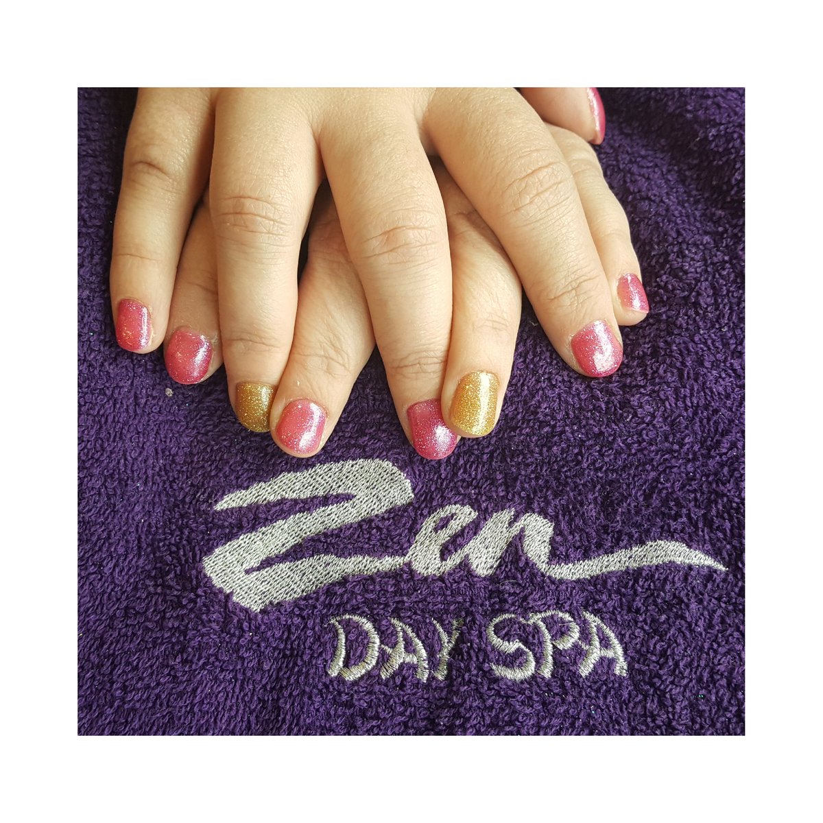 Pretty in Pink 🤗

#gelpolish #glitternails #newry 
#prettyinpink Nails by Shauna 💖