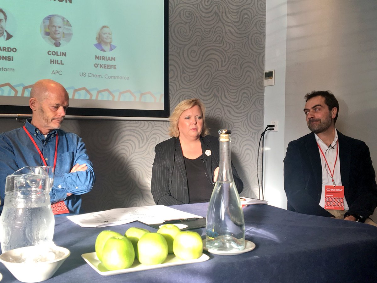 BeatrizGietner's tweet photo. We went from talking about fish, meat and eggs to talk about proteins. Who and what facilitated this change? Plus, is it safe to eat counterfeit eggs? ๐คท๐ปโโ๏ธ๐ค #SCICOM2017 @scicomie https://t.co/1oJwGN4LG6