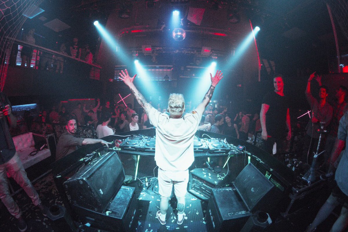 HOY TOCA MOVER EL CULO 🙌🏻
Si tienes ganas de jaleo y darlo todo a ritmo de Urban Hits, no te pierdas esta noche a nuestro dj <a href="/RUBENTHRAX/">RUBEN THRAX</a> y Mami en <a href="/tbtvalencia/">Throwback Thursdays</a> (Sala Agenda Club). GOOO! 🔥🔥🔥
#rubenthrax #tbtvalencia #agendaclub #valencia