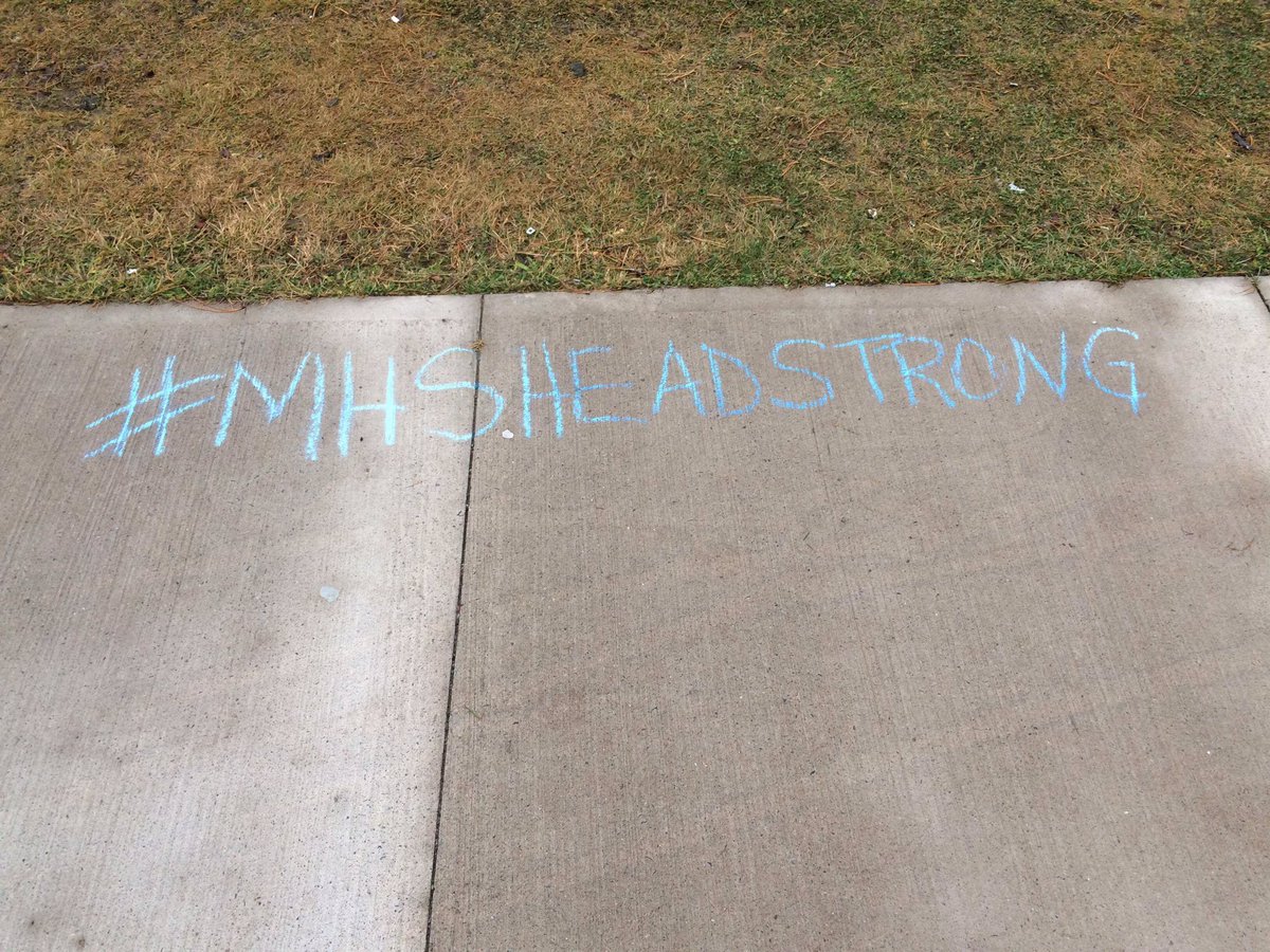 MHSHeadstrong's tweet photo. Our headstrong group is out writing positive messages! Come by and write one of your own and tweet the photos to us #PositiveVibes https://t.co/UZd5naelUm