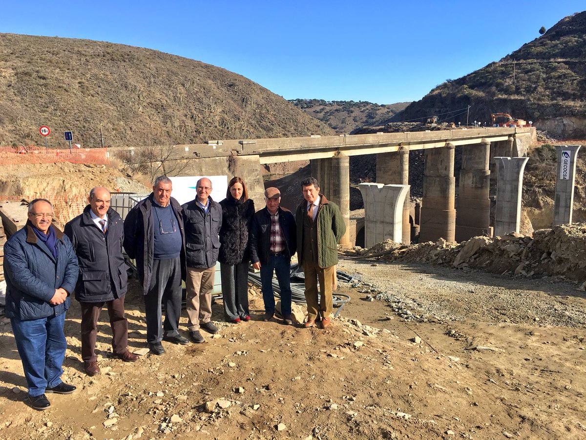 dipusalamanca's tweet photo. Visitamos las obras del nuevo puente sobre el río #Águeda en el risco de #Martigo 🏞 Una importante infraestructura en la que @dipusalamanca invierte 1,42M€ https://t.co/CRnEsJivsr