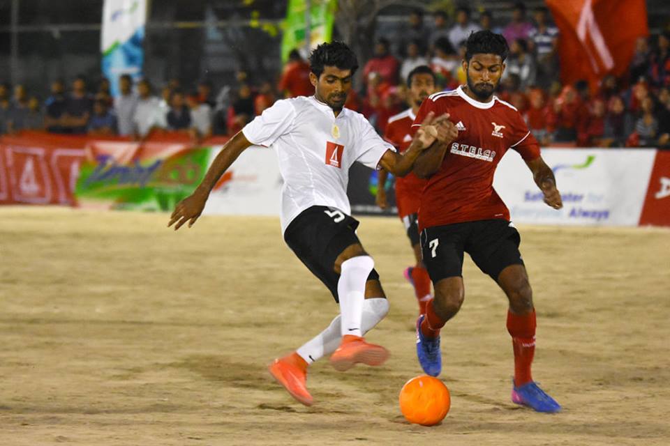 ClubMaldives's tweet photo. Ishan Ibrahim ( Sattu ) of United BML and Haroon Ibrahim ( Hando ) Stelco RC Battling for the ball.
#CMC2017 #ClubMaldives #Futsal #FutsalMaldives #MifaharuSalhi https://t.co/gLEY1KAZNf