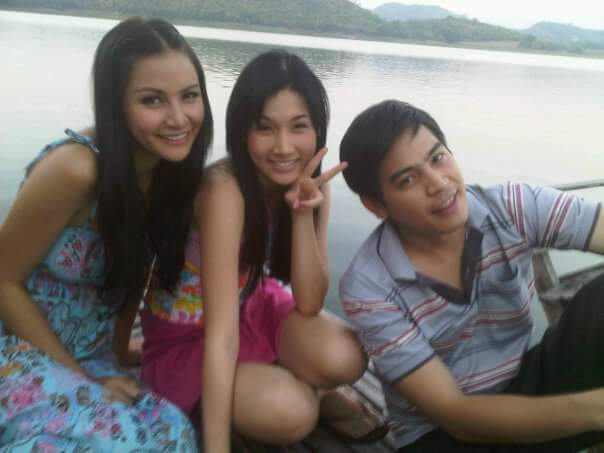 butineedyouu's tweet photo. สืบประวัติที่พอเก็บมาได้ของเพื่อนสาวที่นั่งด่าอปป้าข้างๆญย.

-ชื่อทริปแท๊ป
-เจ้าของแบรนด์ชุดว่ายน้ำ เจ้าของร้านขนม
-ทำงานในวงการบันเทิงมานานแล้ว แต่ไม่ดัง ไม่เป็นที่รู้จัก
-เคยเล่นMV
-เคยออกรายการหาคู่ แต่นก
-เป็นเพื่อนสนิทหญิงแย้ 
-เป็นยูทูปเบอร์ (ช่องไม่ค่อยดัง)

#โตแล้วแรดได้ https://t.co/Vx73mM4SXy