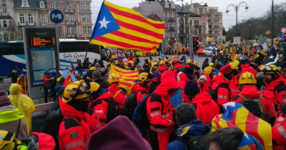 Apagafocs's tweet photo. Imatges que ja formen part de la història. Bombers catalans manifestant-se a Brussel·les en defensa de la democràcia i la llibertat. #WakeUpEurope #OmplimBrusselles https://t.co/NVnQdmAALm