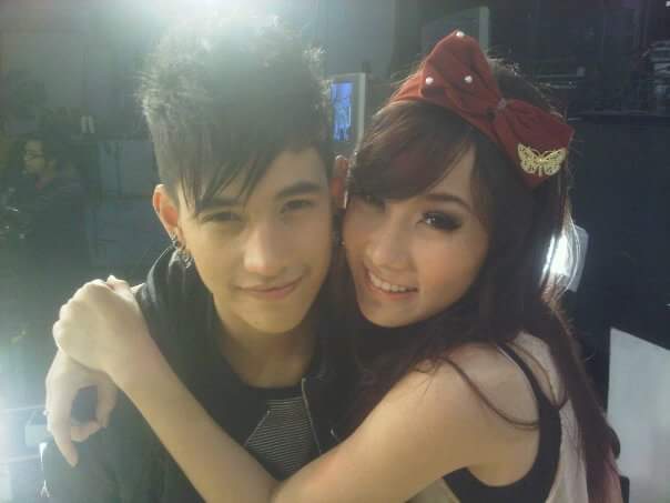 butineedyouu's tweet photo. สืบประวัติที่พอเก็บมาได้ของเพื่อนสาวที่นั่งด่าอปป้าข้างๆญย.

-ชื่อทริปแท๊ป
-เจ้าของแบรนด์ชุดว่ายน้ำ เจ้าของร้านขนม
-ทำงานในวงการบันเทิงมานานแล้ว แต่ไม่ดัง ไม่เป็นที่รู้จัก
-เคยเล่นMV
-เคยออกรายการหาคู่ แต่นก
-เป็นเพื่อนสนิทหญิงแย้ 
-เป็นยูทูปเบอร์ (ช่องไม่ค่อยดัง)

#โตแล้วแรดได้ https://t.co/Vx73mM4SXy