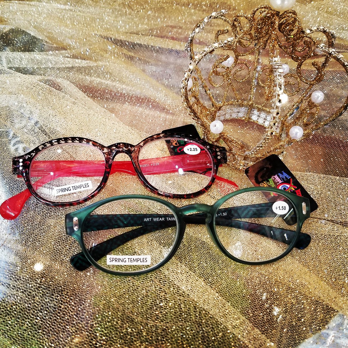 crawfordcollect's tweet photo. Red and green reading glasses, ready for the holidays!
 #CrawfordCollections #readingglasses #stockingstuffer #holidayfashion https://t.co/uktrnkfX9W