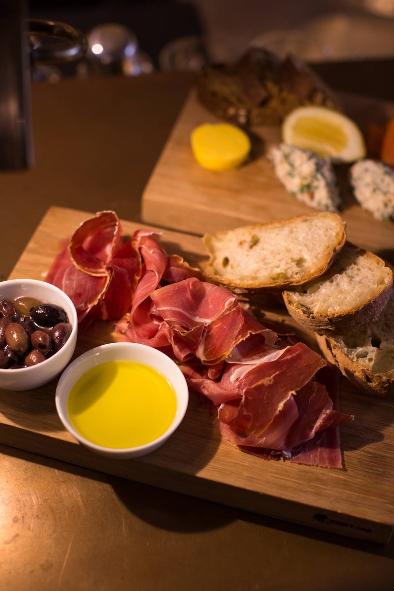 OrmerJersey's tweet photo. If you are late night shopping tonight then take a break in our bar where you can enjoy a delicious snacks menu and drinks. Have you tried our Tempura Oysters? or Baked Camembert? #yummy #shopping #sthelier #oysters #calzone #cocktails https://t.co/vGT7FTetiP