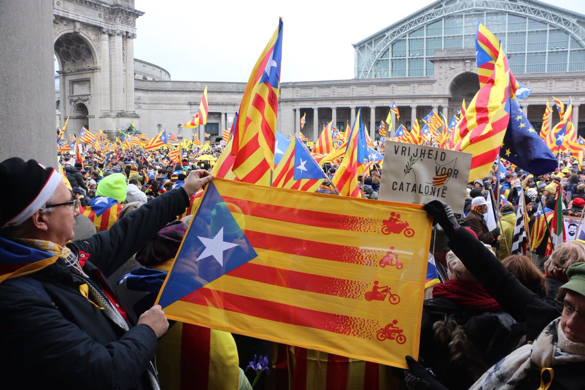 Estem fent història i no farem ni un pas enrere. Els de la Motorada a #OmplimBrusselles #RoadToBrussels Som un poble fantàstic!