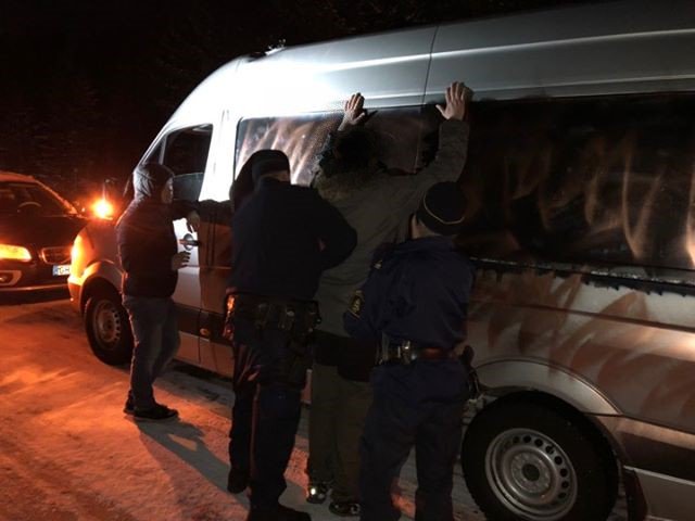 ABAXSverige's tweet photo. Läs om hur vår #körjournal ABAX Triplog var i händelsernas centrum när kollegorna jagade i kapp företagets stulna minibuss :https://t.co/wo9n4g9uyF
#spårsystem #spårning #GPS #stulen #minibuss https://t.co/lfPXdf26D4