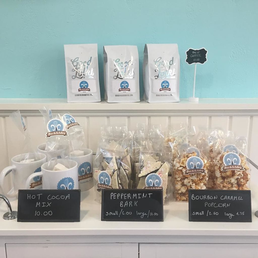 Need a little gift for your favorite teacher, coworker or a friend? Our prepackaged holiday treats are just the thing! #peppermintbark #homemadecocoa #caramelcorn