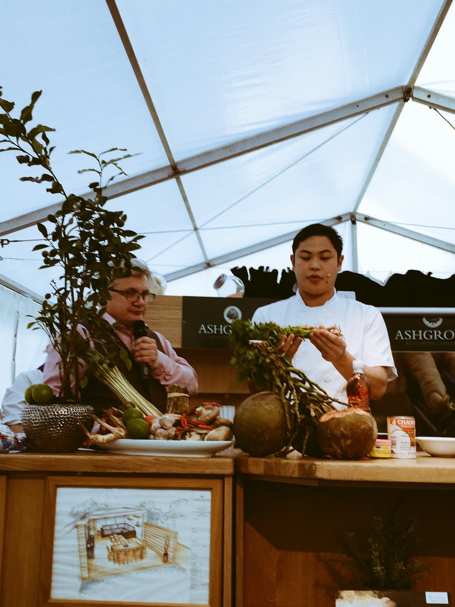 The awesome Chris &amp; Bill of <a href="/TheOldShipHotel/">Old Ship Padstow</a> demoing some DELICIOUS Thai cuisine available now at The Old Ship <a href="/PadstowXmas/">Padstow Christmas Festival 🎄</a>