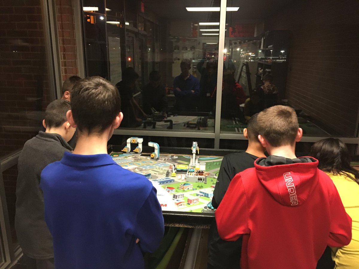 NHERobotics's tweet photo. We had an FLL alum mentor from the FTC team Gearhounds give us some advice and taught us about pseudo code. @GearHounds9242 @NH_Elementary #FLLCoreValues https://t.co/5L0YJRgciA
