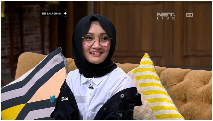 RudySurya17's tweet photo. Asyiknya @FatinSL 😍ngobrol bareng host dan Christina di #IniTalkshowFatin_NET 😍 sayang ada gangguan signal😬@AufahA @waff_al @FatinisticYusni @matSL_ @PentinSL @SubonoAW @jumidina @AlyaDavinci @Lyanie16 @MiraFatinistic @mi_umik @aliya_er172 @Yunipati4 @About_Fatin @m_abichafas https://t.co/8c0GyYYmuX