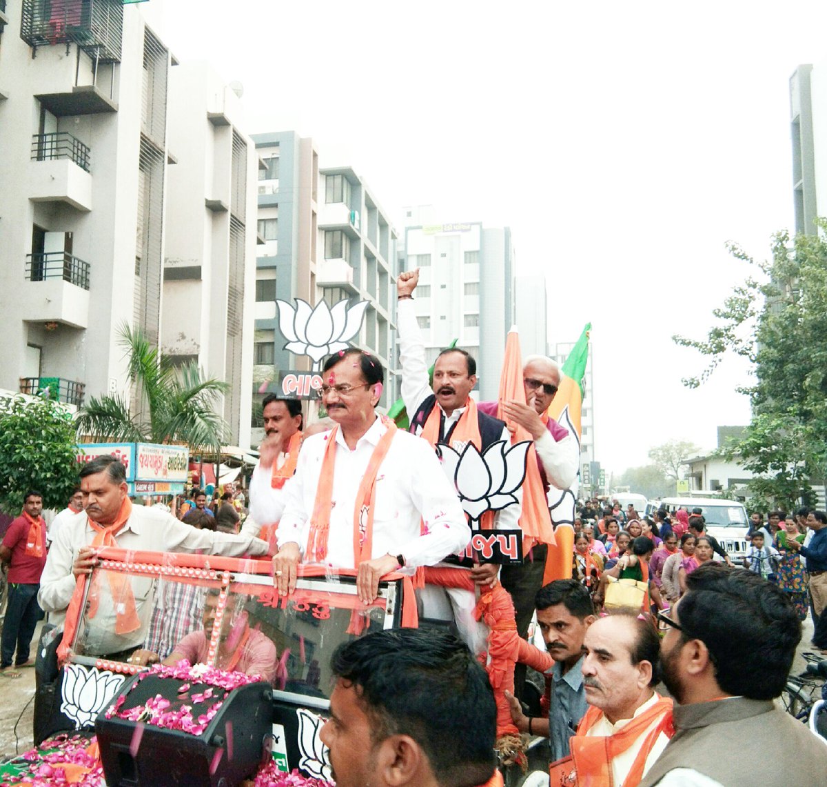 lalitdhamel's tweet image. વટવા વિધાનસભા લોકપ્રિય ધારાસભ્ય ગુજરાત નાં ગૃહ મંત્રી @Pradipsinh_mla  સાહેબ ની લાંભા વોર્ડ માં લોક સંપર્ક રેલી આપણાં પ્રદીપસિંહ બાપુ