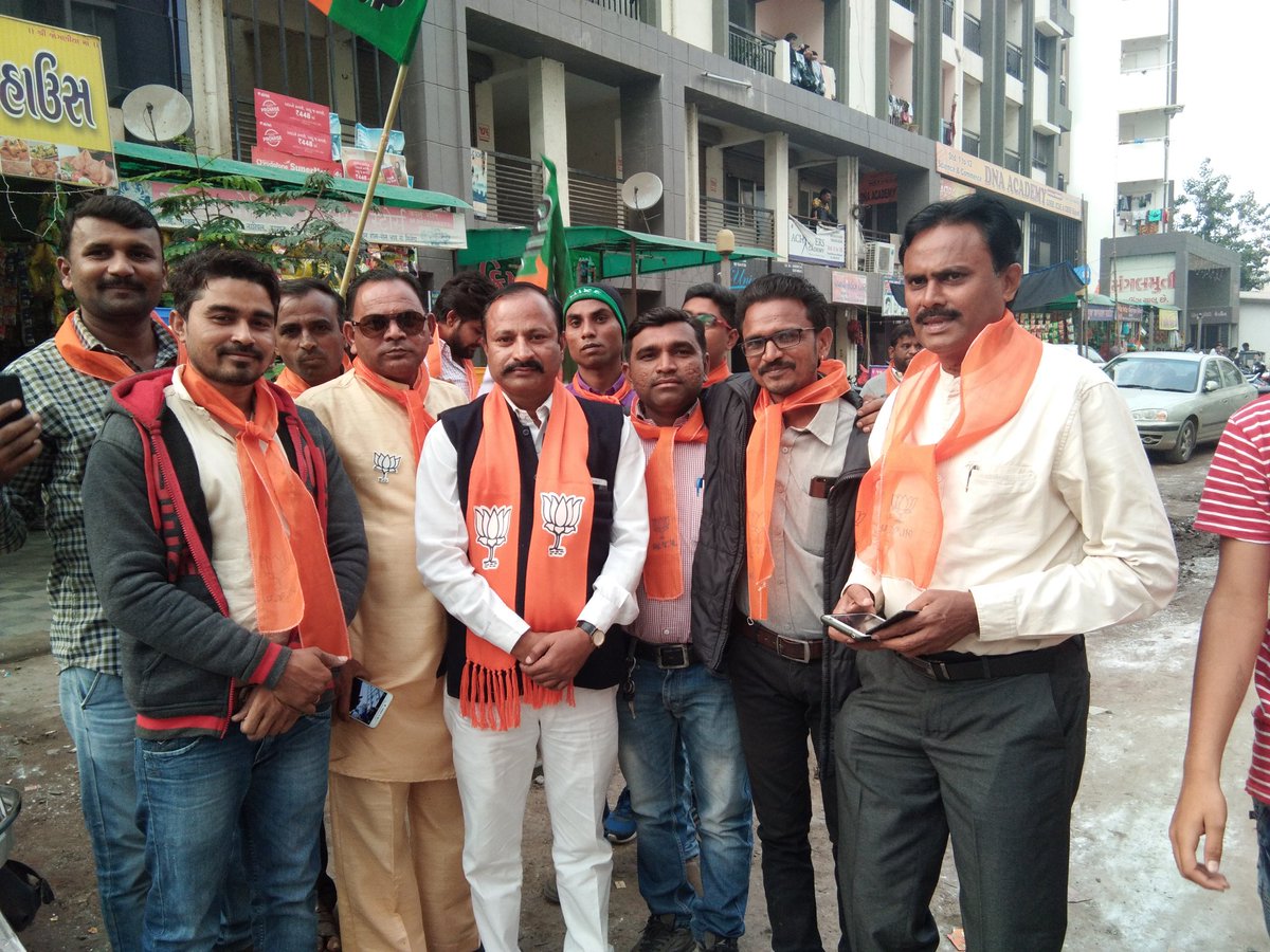 lalitdhamel's tweet image. વટવા વિધાનસભા લોકપ્રિય ધારાસભ્ય ગુજરાત નાં ગૃહ મંત્રી @Pradipsinh_mla  સાહેબ ની લાંભા વોર્ડ માં લોક સંપર્ક રેલી આપણાં પ્રદીપસિંહ બાપુ