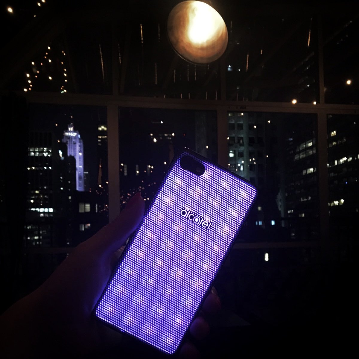 alcatelmobileES's tweet photo. ¡Ilumina la noche con el Alcatel #A5LED y su increíble carcasa luminosa! 🌃
¿A qué esperas? ¡Enciéndela! ✨✨✨ #AlcatelMobile #EnjoyNow #LightUpNow https://t.co/5UAO6R8Ofa