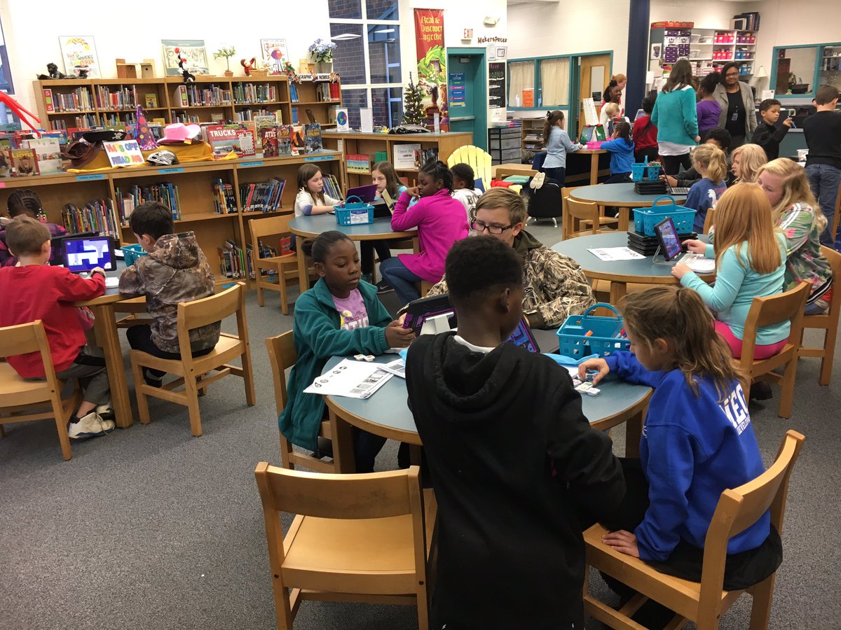 MrsAshleyBFort's tweet photo. #HOC2017 cont's at @blesmediacenter w/@Puzzlets, @PlayOsmo, @Ozobot, @codeorg, Binary Code w/ @LEGO_Group & #BLMS Coding Buddies #Lex3grows https://t.co/4gS3E9suoC