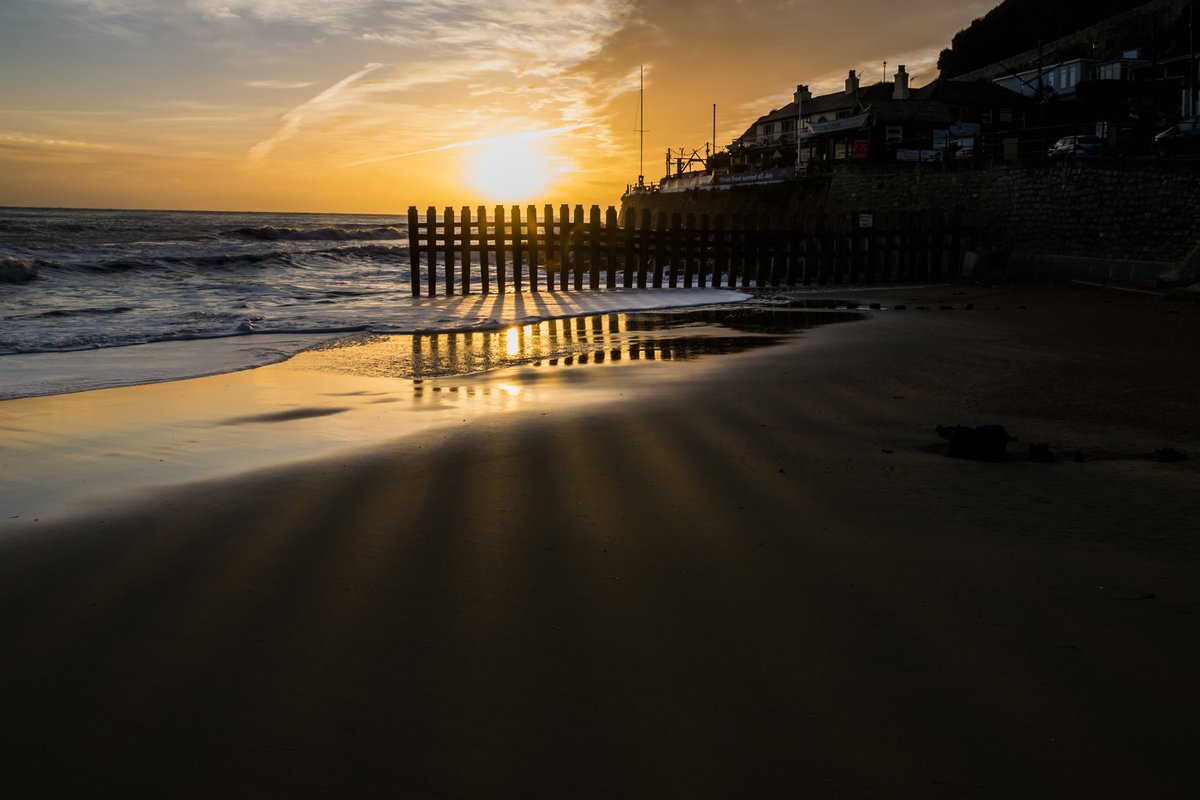 focalthingy's tweet photo. Ventnor Sunset! #IsleofWight #ventnor #thewight #sunset #beachscape #shadow #lightandland #always #landscape #photography https://t.co/qZkyCSxxjq
