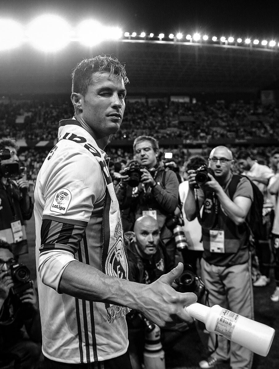 MeteGol_es's tweet photo. Balón de Oro 2017. 🇵🇹

Trabajo duro por encima del talento, Cristiano Ronaldo es un jugador de época. 49 goles y 3 títulos este año.

El quinto a su cuenta. https://t.co/FkcN5H55uG