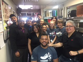 brandi61902's tweet photo. Awesome support from our VPO today in Wichita Falls!  Thank you for the recognition for delivering on HOT &amp; FAST!!! Way to go Team Falls!! #martinezgang #itsathing @ChilisJobs @AnthonyBreed #teambreedrocks https://t.co/1pps0nStyI