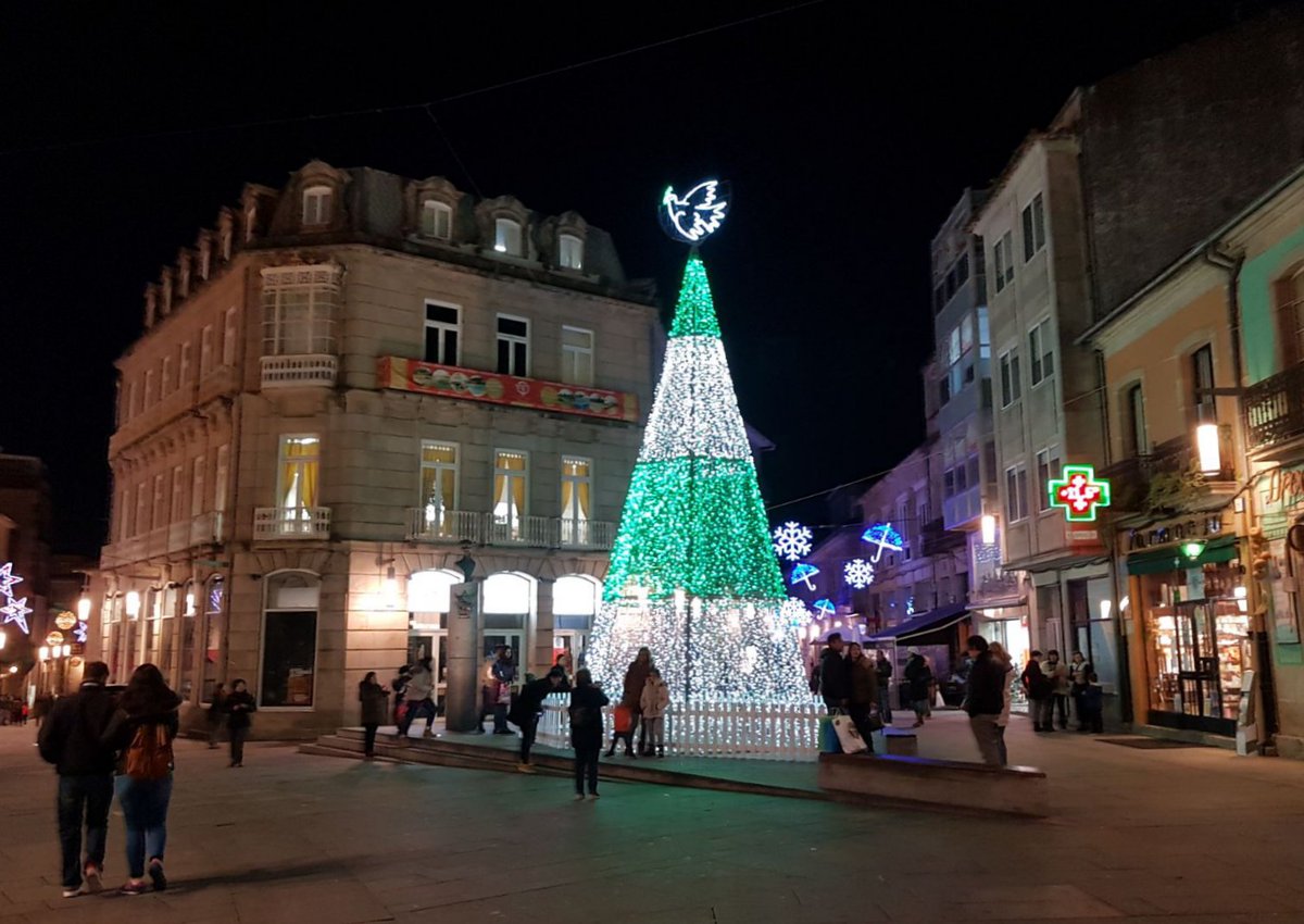 #Pontevedra, decorada para las fiestas. Praza de Curros Enríquez. #alumbrado #Navidad2017 #RíasBaixas