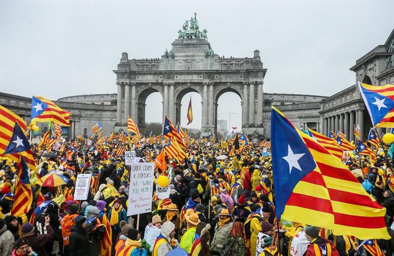 Moltes gràcies a tots els que heu vingut a Brussel·les i a tots els que hauríeu volgut ser-hi. Ens heu donat una força i un escalf immensos! Hem demostrat la nostra determinació al cor d'Europa i que els catalans només sabem manifestar-nos de forma pacífica i cívica #WakeUpEurope
