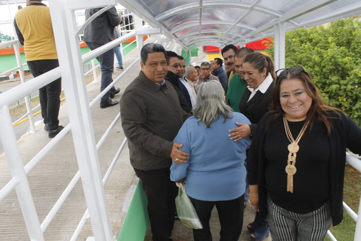 TodosSomosPR's tweet photo. El alcalde #SergioLorenzoQuirozCruz entregó un Domo en la escuela primaria Concepción Fuente e inauguró las rampas del  Puente peatonal sobre el bulevar Central Poniente https://t.co/DUhHSwqJ7D https://t.co/zXK7Cb7Aj4