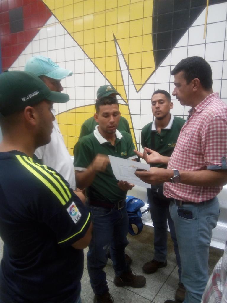 flacovargas_1's tweet photo. Comisión de Asuntos Laborales de Carabobo atiende problemática de los trabajadores de Plásticos de Empaque @rafaellacava10 @NicolasMaduro https://t.co/3s8p680vhD