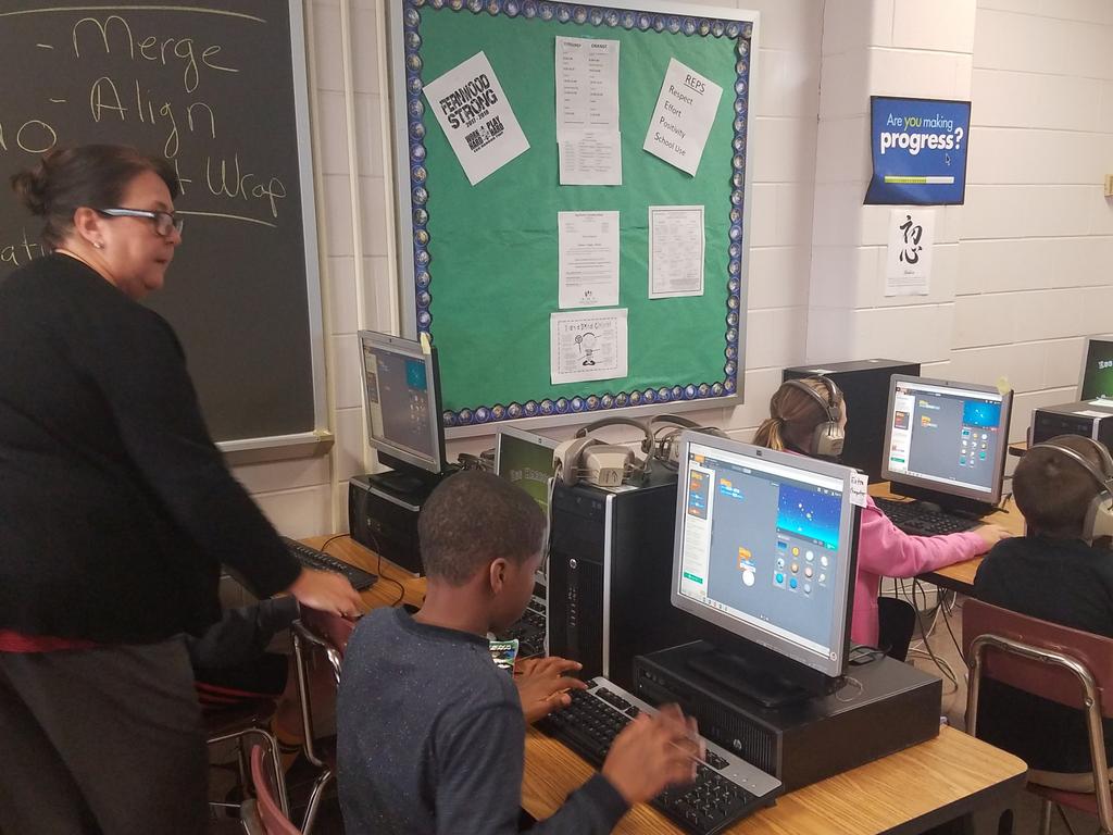 carmelitagraham's tweet photo. Ms. Fairchild using @tynker to  design the Solar System with students. #ehtpride #hourofcode2017 https://t.co/uoz73FQkoW