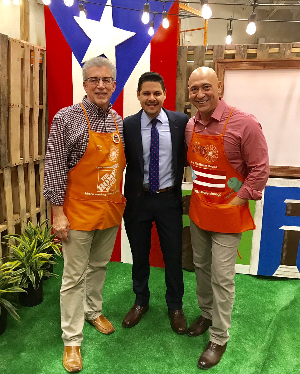 JorgeGelpi's tweet photo. Más que un Orgullo... 
A sólo un mes de trabajar en @HomeDepotPR, hoy el CEO Craig Menear y el Pres. de la Región Sureste y el Caribe reconocieron a Carlos como "Héroe" durante la emergencia y lo reconocieron con el "Executive Homer Award" 💪🏼🇵🇷 https://t.co/h2QlURLlvE