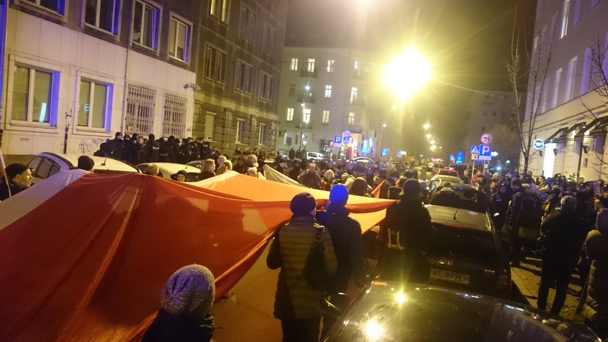 Policja zablokowała pochód przy ul. Wilczej. Na drodze stoi szpaler policjantów. - Mamy prawo protestować! - krzyczą ludzie.