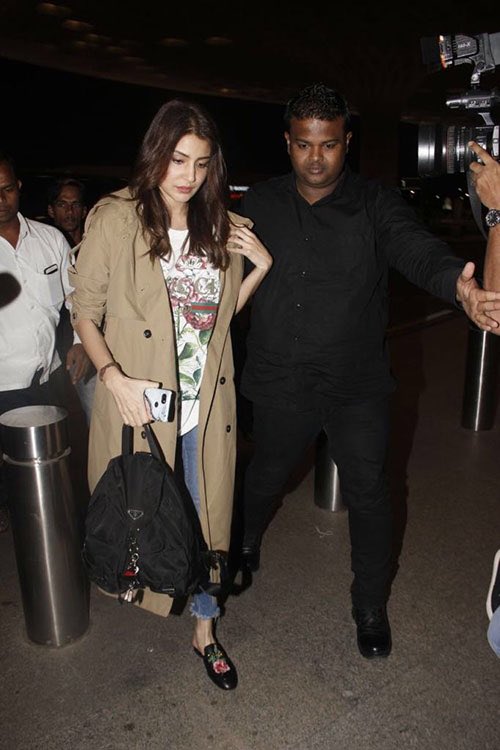  @AnushkaSharma spotted at Mumbai airport today 