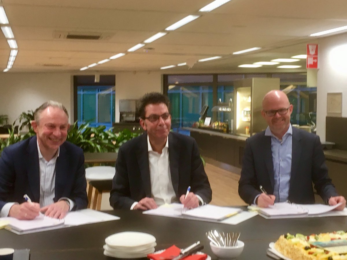 EgenbergerM's tweet photo. Contracten stadswarmte Immerloo #Arnhem getekend door #NUON, #Volkshuisvesting en #Vivare; mooie samenwerking in #betaalbaarheid voor onze huurders en #duurzaamheid. https://t.co/xeHtavfWoL