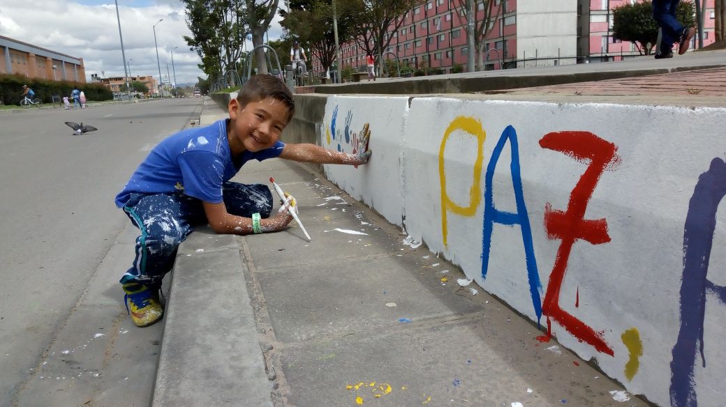 VoluntariadoPaz's tweet photo. Avanza nuestra tercera brigada en algunos barrios de Bogotá, los estudiantes siguen comprometidos con la Paz. #VoluntadDePaz https://t.co/DVKOGR79Ph