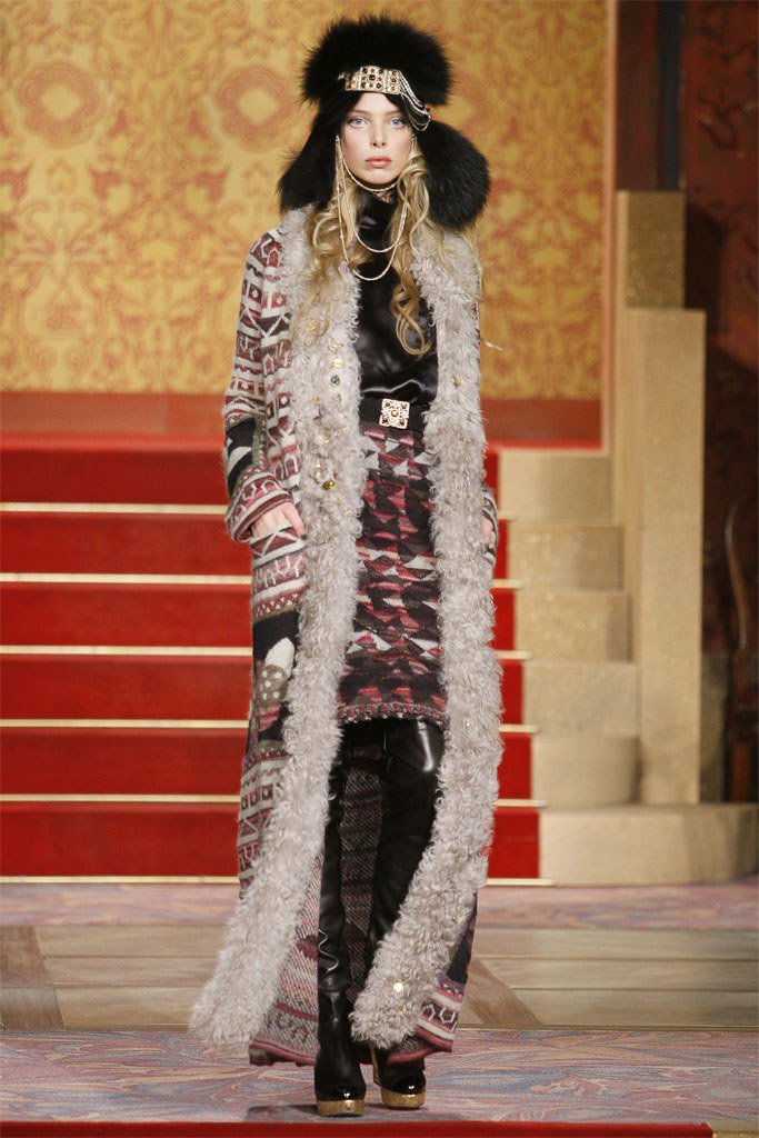 Vogue Runway on X: With the recent debut of @CHANEL's Métiers d'Art  collection, we're reflecting on the Pre-Fall 2009 Paris-Moscou collection  that touched on Coco's flirtation with Russian-Parisian émigré society in  the