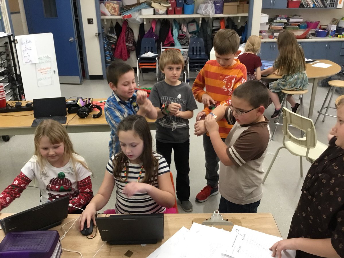 Enjoying more #CSWeek with <a href="/microbit_edu/">Micro:bit Educational Foundation</a> coding a step counter. How many steps does it take to walk the whole hall? <a href="/HoughtonHornets/">Houghton Public</a> <a href="/GEDSB/">Grand Erie District School Board</a> #coding #microbit #GEDSB21C