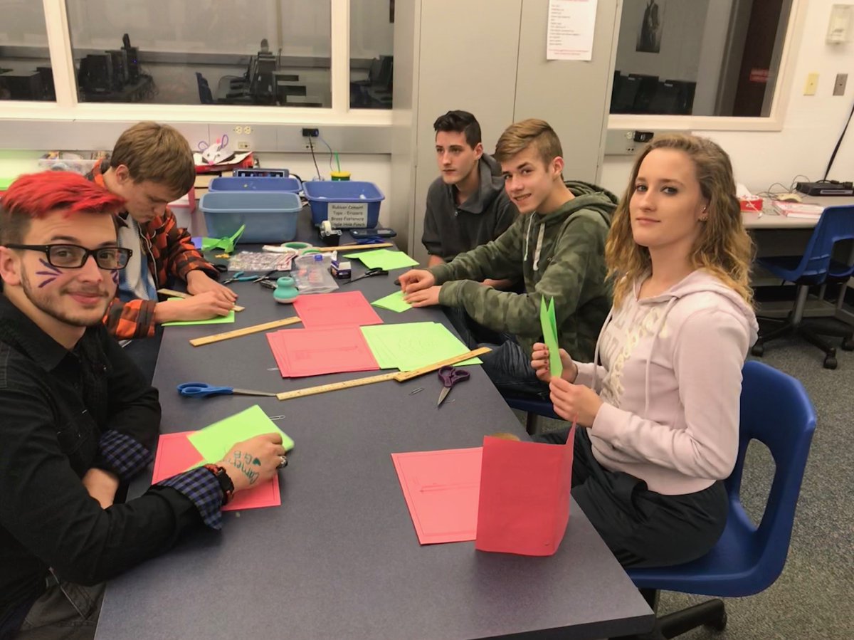 MrsOtteELA's tweet photo. Christmas crafts in the makerspace! I love my job! @HHSLibraryMC @CAFREEMAN1 https://t.co/joKpb1GQ98