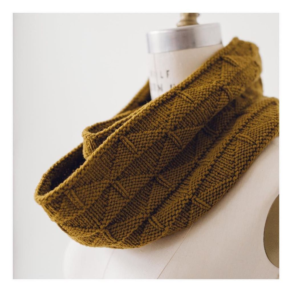 quinceandco's tweet photo. Out today is the Harvest cowl by Liz Tubman, in Lark, shown here in color Honey. Those knit-purl textures make us swoon - and, we think it’s the perfect knit to whip up in time for holiday gift-giving. More details through our profile link! 🌟🕊 #quinc… https://t.co/GvcZHPxe8P https://t.co/16OAMjzGyu